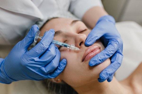 Procedura cosmetică banală care poate aduce daune ireparabile. Un organ vital are de suferit
