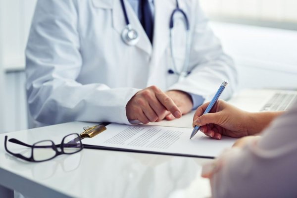 Medicii specialişti ameninţă cu suspendarea serviciilor gratuite pentru pacienţi. Vezi de ce
