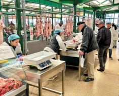 Cât vor plăti românii  pentru carnea de miel, înainte de Paște, după ce prețurile au sărit în aer