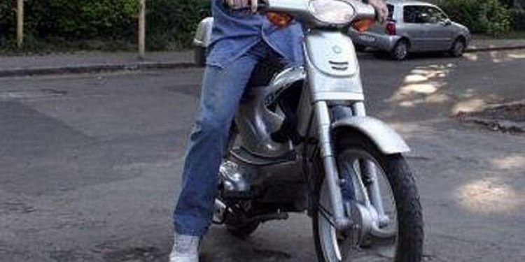 Bărbat cercetat pentru conducerea fără permis a unui moped neînmatriculat, la Corbu
