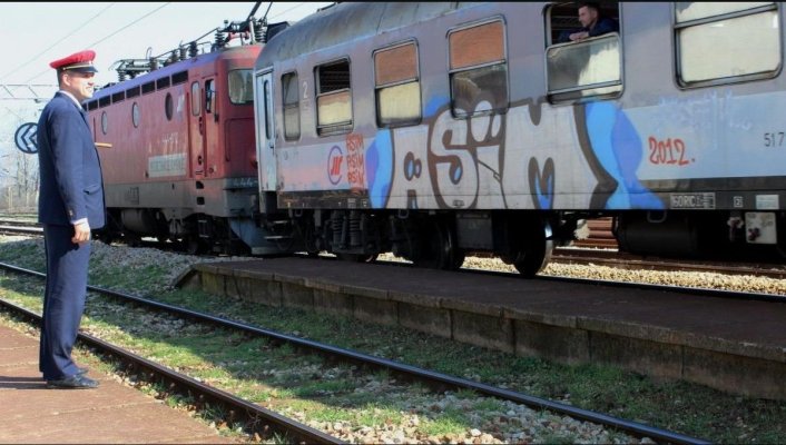 Un tren l-a uitat pe „naș” pe peron la Bușteni. A ajuns la stația următoare cu... concurența