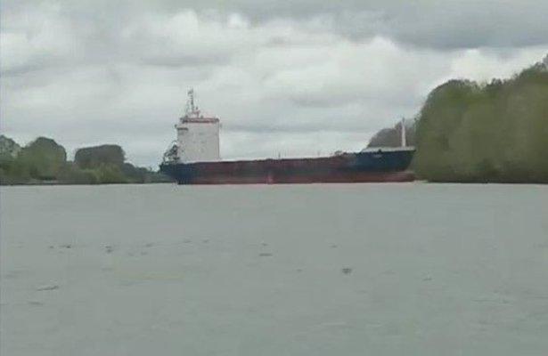 O navă a eșuat pe malul drept al Canalului Sulina, în urma unei defecțiuni la cârmă. Video