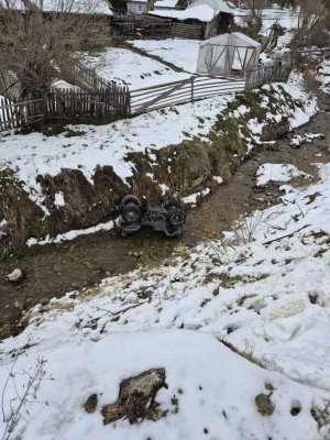 Doi tineri au fost răniţi după ce ATV-ul cu care circulau s-a răsturnat în albia unui râu