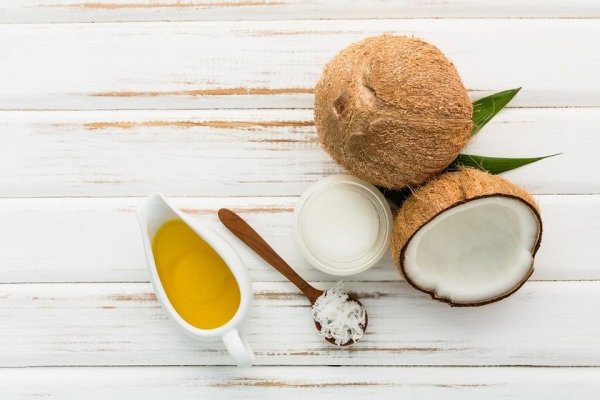 Un bărbat a murit după ce și-a deschis o nucă de cocos și a băut o „cantitate mică”