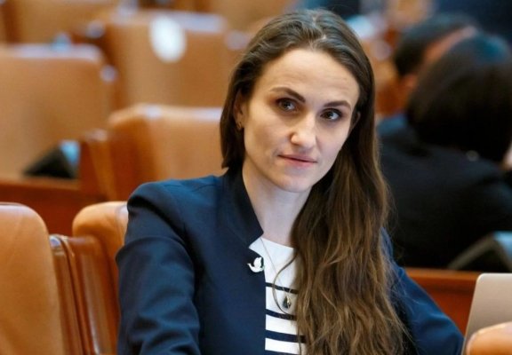 A început dezbaterea moțiunii simple împotriva Oanei Țoiu. Ministra nu este prezentă
