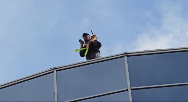 Bărbatul care s-a urcat pe clădirea Înaltei Curţi de Casaţie şi Justiţie, în semn de protest, amendat cu 1.500 de lei 