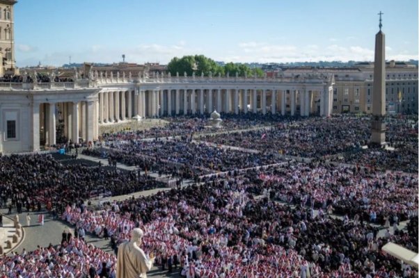 Înmormântarea Papei Francisc. Mii de oameni s-au adunat în Piața Sfântul Petru! Video 