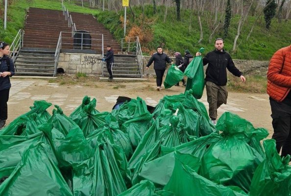 Ecologizare pe taluzul dinspre Plaja Modern. Studenții au dat startul schimbării