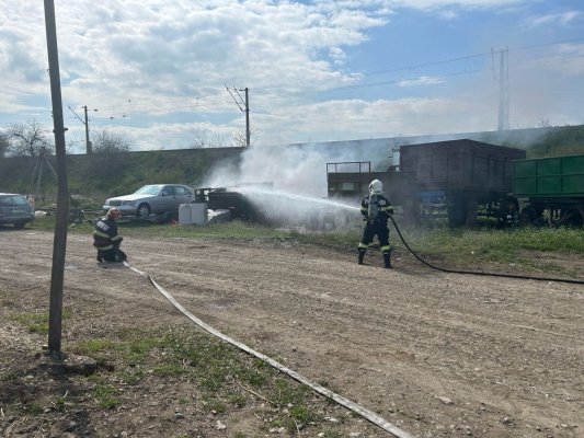 Incendiu la o remorcă încărcată cu gunoi, la ieșire din Constanța spre Valu lui Traian