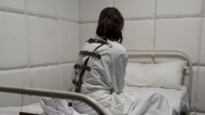 Fetiță de 11 ani, internată cu forța la psihiatrie după ce poliția a „confundat-o“ cu un adult