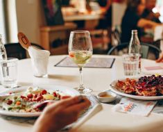 Scandal pe internet, după ce o femeie cu un copil a fost dată afară dintr-un restaurant, de o ucraineancă. Video