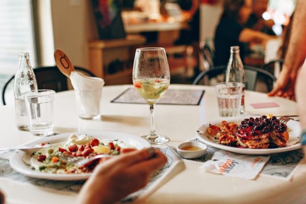 Scandal pe internet, după ce o femeie cu un copil a fost dată afară dintr-un restaurant, de o ucraineancă. Video