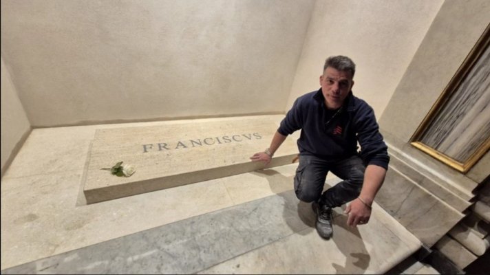Un român din Italia a lucrat la amenajarea criptei lui Papa Francisc