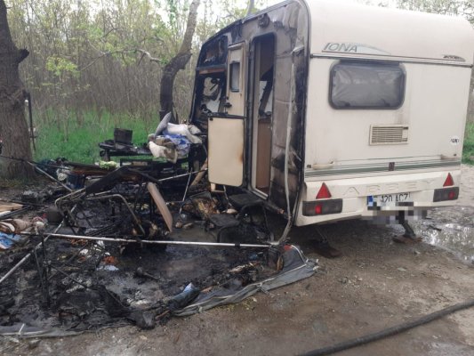 O rulotă a ars ca o torță în Hârșova: doi vârstnici au fost transportați la spital, cu arsuri