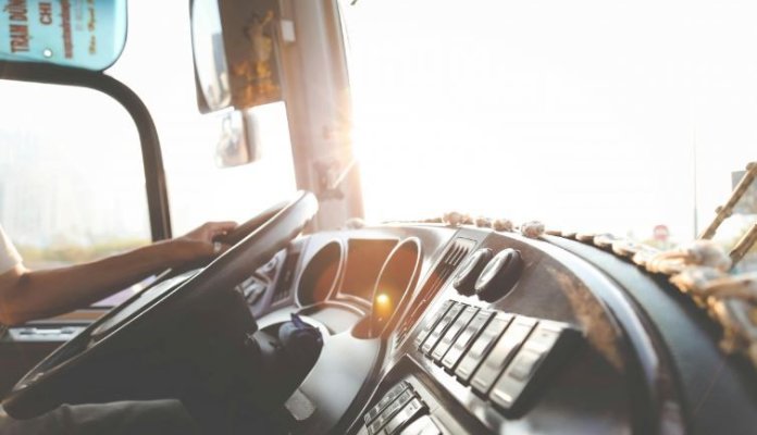 Mită pentru locul de șofer în Suceava. Rețea de fraudare a examenelor auto, condusă de un comisar șef