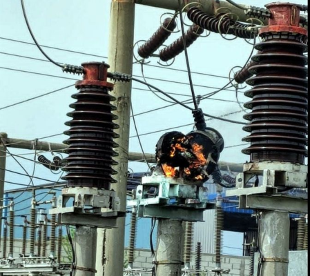 Mangalia și stațiunile arondate au rămas fără curent electric, după ce un transformator a luat foc!