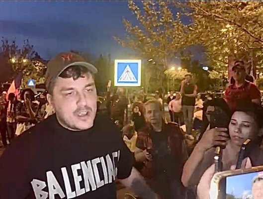 Scandal la ÎCCJ: Makaveli și Șoșoacă, ridicați de jandarmi în timpul protestului. Video