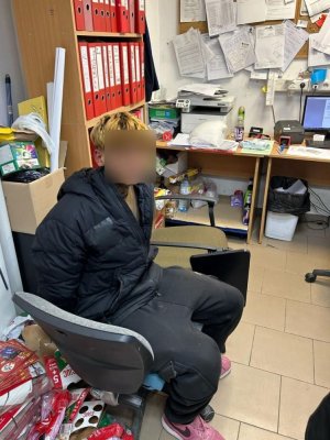 Jandarmii au descoperit mărfuri susceptibile a fi contrafăcute și au prins un tânăr care a sustras mărfuri dintr-un magazin