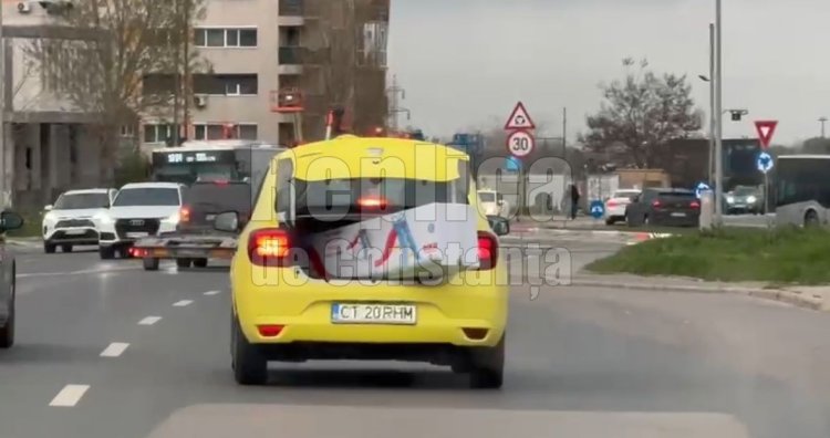 Un taximetrist a condus cu portbagajul deschis, ca să care... un tobogan. Video!