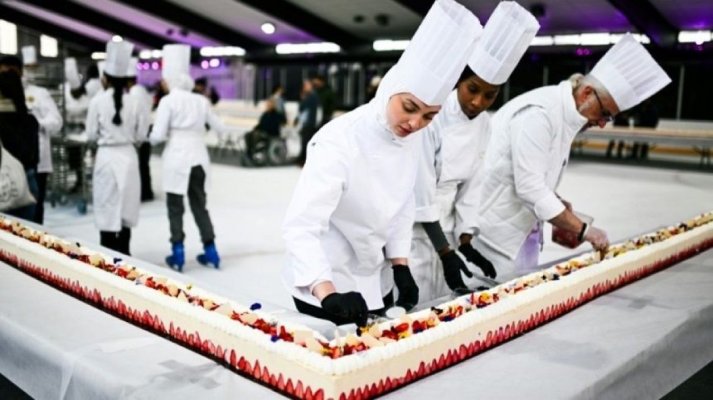 Patiserii francezi au realizat un tort de căpşuni lung de 121 de metri, record de Guinness Book