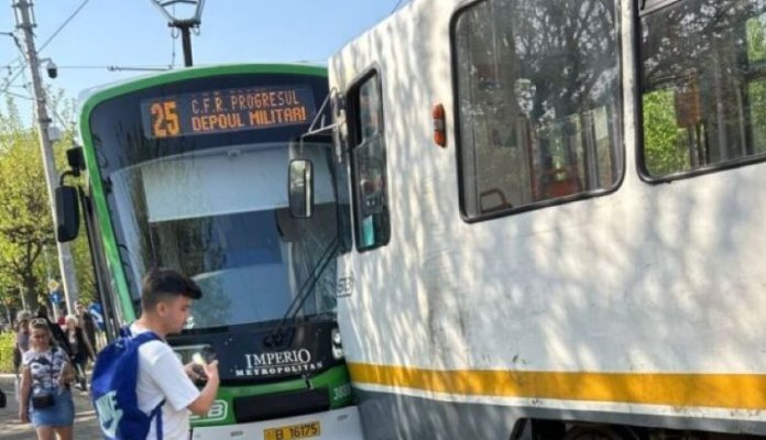 Două tramvaie s-au ciocnit în București