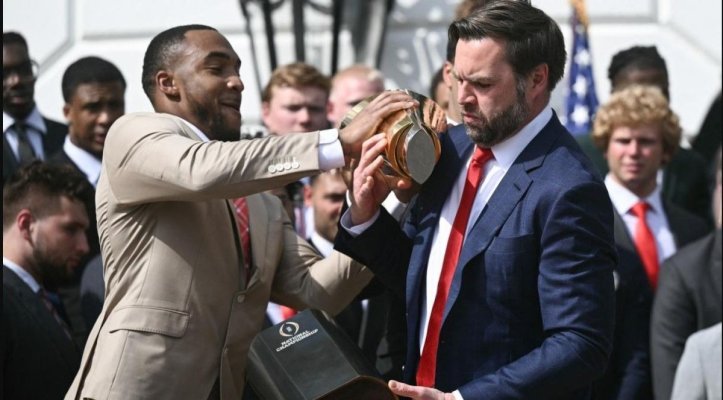 Momentul în care JD Vance scapă trofeul campionatului naţional al statului Ohio, la o festivitate de la Casa Albă