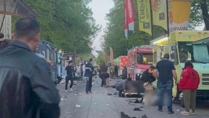 Un bărbat a intrat cu mașina în oamenii care celebrau o sărbătoare. Mai mulți oameni au fost uciși