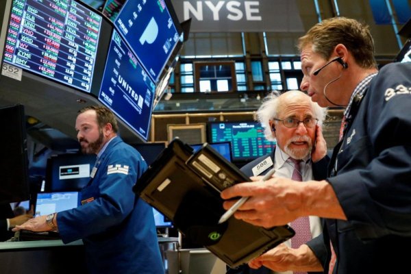 Bursa de pe Wall Street și dolarul american s-au prăbușit, în urma tarifelor radicale anunțate de Trump