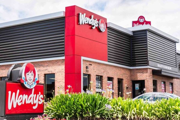 Americanii au cumpărat o fabrică din Sibiu. Marcel Ciolacu anunță și venirea lanțului Wendy's în România