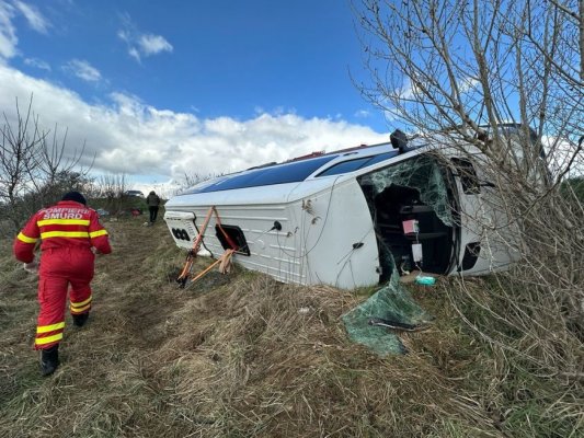 Un microbuz cu 15 pasageri s-a răsturnat la ieșire din Pașcani: a fost activat Planul Roșu