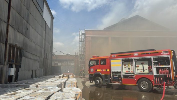 Incendiu foarte puternic în București. Pompierii intervin cu 10 autospeciale și a fost emis mesaj Ro-Alert