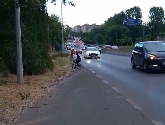 Metodă de înșelăciune sau joc periculos?! Doi copii au fost filmați când încercau să se arunce intenționat în fața mașinilor pentru despăgubiri. Video