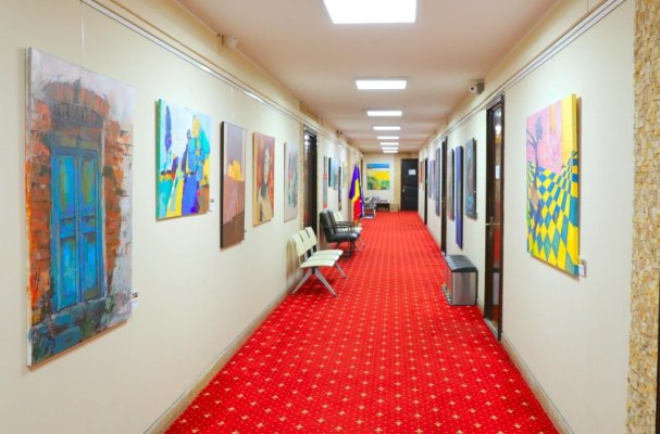 Expoziție de pictură și grafică în care sunt prezentate lucrările artiștilor locali la Primăria Constanța