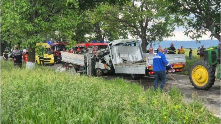 Accident cumplit în Vrancea. Trei oameni au murit după ce două autoutilitare s-au ciocnit 