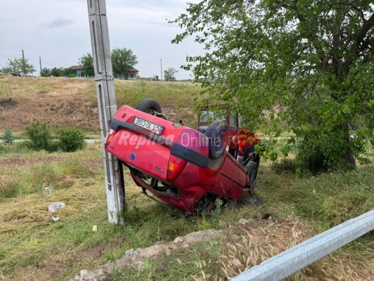 O mașină s-a răsturnat pe drumul dintre Tichilești și Topalu. Un bebeluș de 8 luni este în stare gravă. Video