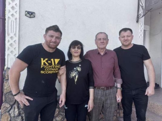 Cătălin Moroșanu, imagine rară alături de mama și fratele său. Cum arată două dintre cele mai importante persoane din viața sportivului