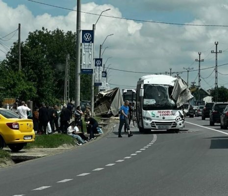 Planul roşu a fost activat în Iaşi! Un autocar cu 20 de pasageri s-a ciocnit violent cu un camion: Elicopter SMURD chemat la intervenție