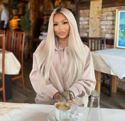 Un nou cuplu în showbiz! Blondina iubește din nou, la doi ani de la despărțire. Cine e bărbatul care i-a cucerit inima