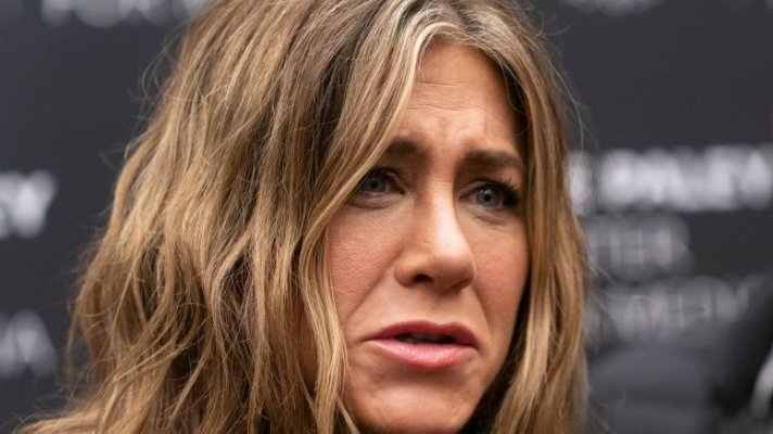 Un bărbat a fost arestat după ce a intrat cu maşina în poarta casei actriţei Jennifer Aniston din Los Angeles