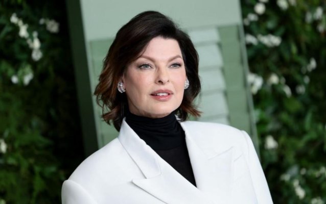 Linda Evangelista, apariție elegantă pe covorul roșu. Cum mai arată chipul ei, cândva distrus de operațiile estetice