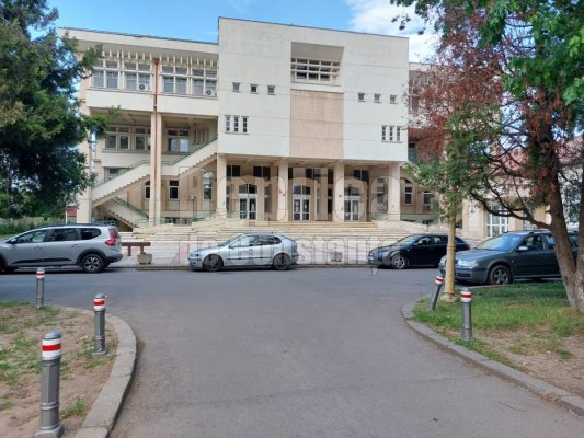 Se restricționează accesul în parcarea Bibliotecii Județene Constanța, de lângă UMC! Video