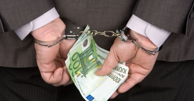 Un fost polițist, prins când lua 10.000 de euro de la o femeie pe care o șantaja cu publicarea unei poze indecente