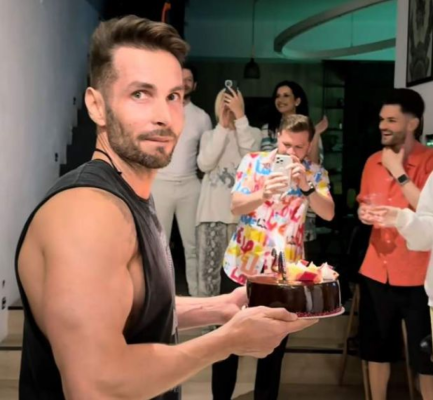 Randi împlinește 42 de ani. Ce surpriză i-au făcut prietenii săi cu ocazia zilei de naștere 