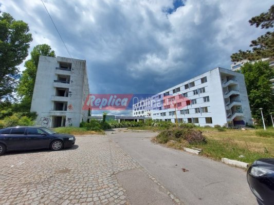Dărăpănătura Hotelului Șaguna, din Mamaia, a început să-i deranjeze și pe boschetari! Video