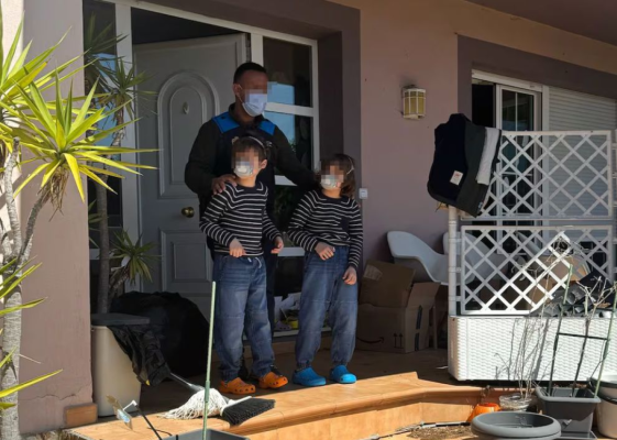 Șocant! O familie și-a ținut copiii sechestrați în casă de la începutul pandemiei de COVID. Părinții au fost reținuți. Video