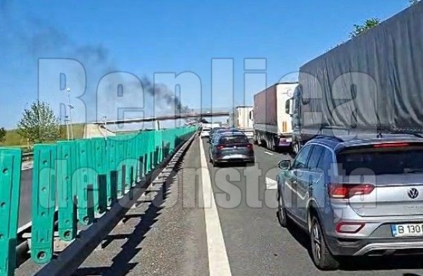 Autoturism în flăcări, pe Autostrada A2. Traficul rutier spre Constanța este întrerupt. Video