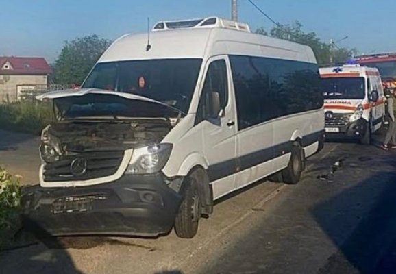 Coliziune între un autoturism și un microbuz în care se aflau 11 pasageri, pe DN 71. 5 persoane au fost rănite