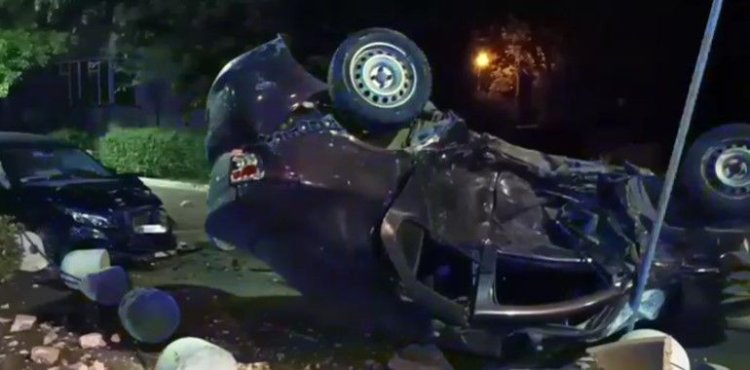 Accident grav cu o mașină furată! Hoții au gonit pe străzi urmăriți de polițiști și au amenințat șoferița cu un cuțit. Video