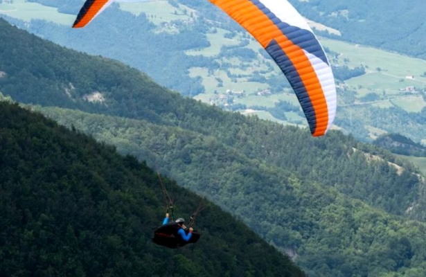 Un bărbat a fost rănit grav, după ce a căzut cu parapanta