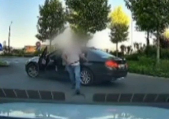 Un șofer nervos a atacat cu o bâtă o mașină de ride sharing, după o șicanare în trafic. Video